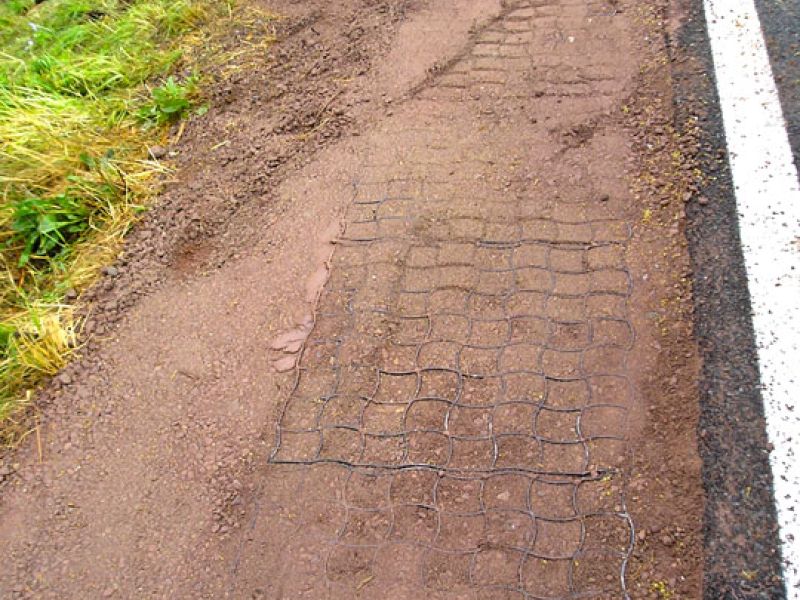 Befestigung eines Seitenstreifens einer Straße mit dem Bodengitter BG50