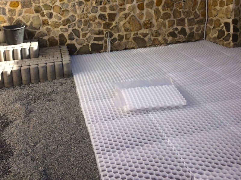 Begehbare Kiesfläche im Eingangsbereich eins Wohnhauses mit der Kieswaben KW30