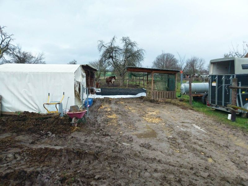 Matsch & Schlamm Ade. Das Paddock versinkt im Matsch, Pferde stehen im Schlamm. Das muss nicht sein, Bodengitter und Trennvlies von Securatek lösen das Problem!