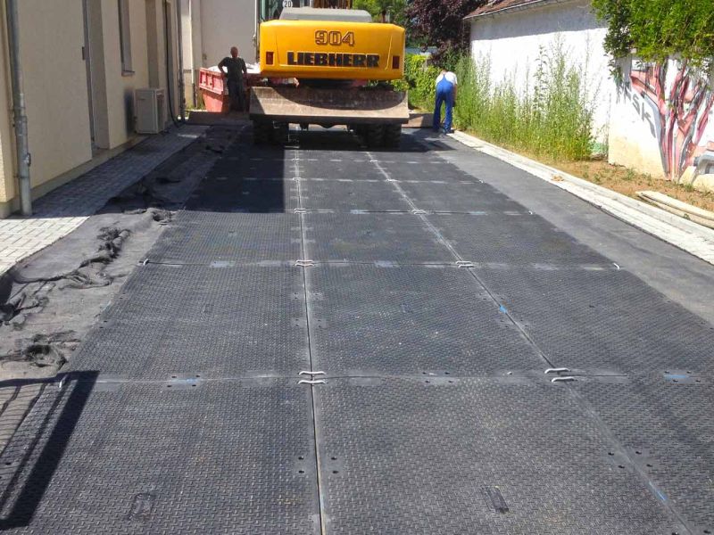 Fahrplatten als temporäre Baustraße zum Pflasterschutz