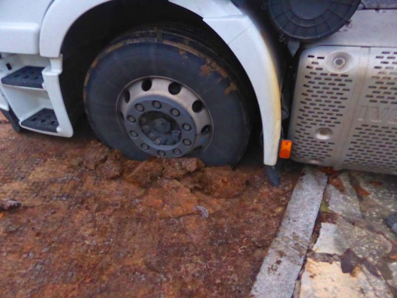 Spontane „Bergeaktion“ eines 40t LKW mit der Secu XL150 Schwerlast Baustraße auf einer aufgeweichten Wiese