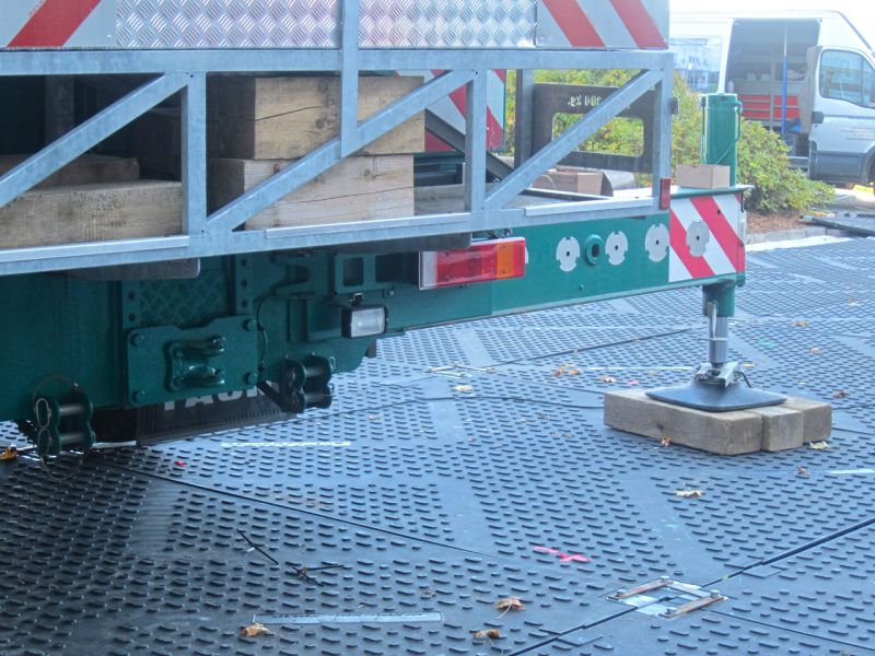 Kranabstützung auf Kunststoffplatten zur Lastverteilung, verhindert Druckschäden und stabilisiert den Einsatzbereich.