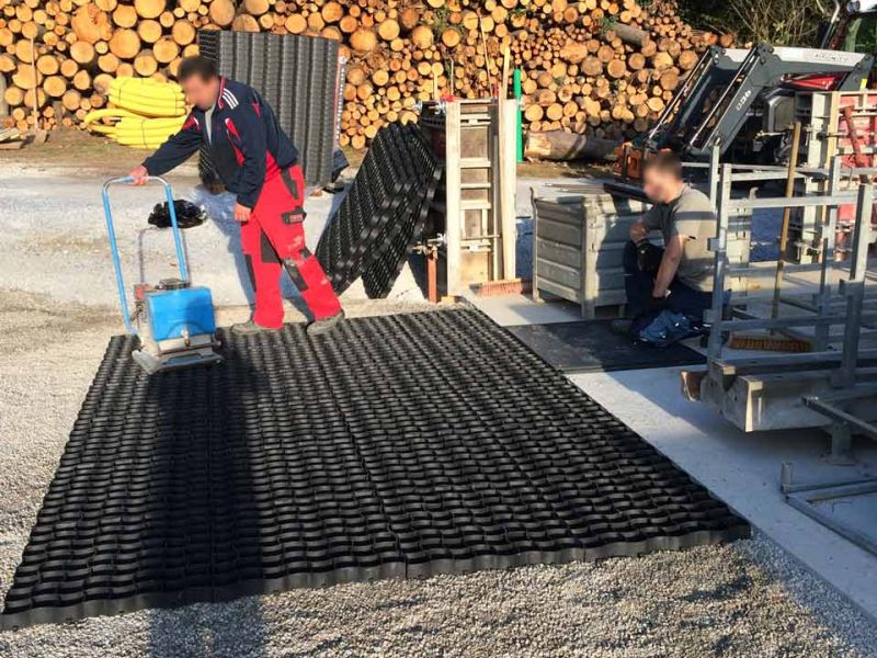 Verlegung von Paddockplatten für ein Paddock für Island-Pferde