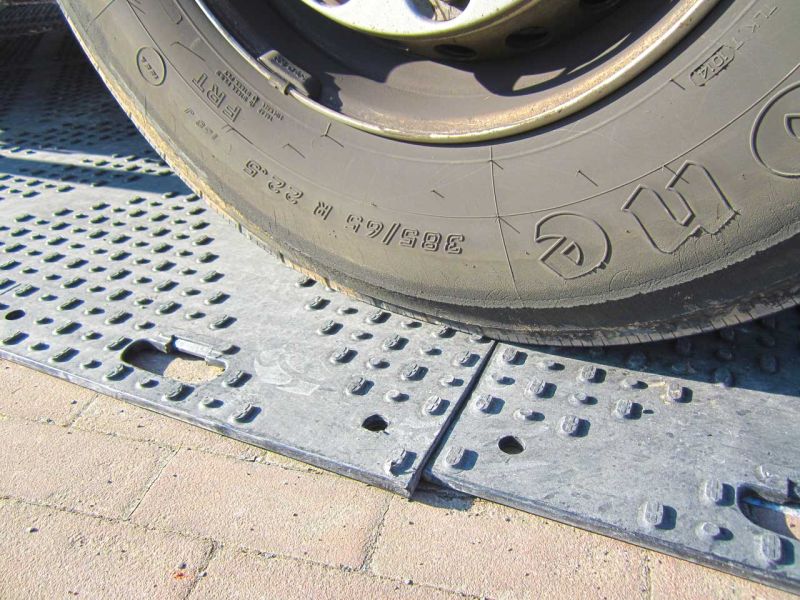 Fahrplatten als Pflasterschutz für eine temporäre LKW-Zufahrt
