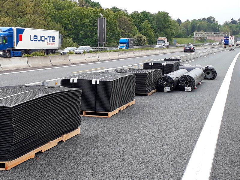 Unsere s:tek 48 · Hochleistungs-Bodenschutzplatte beim Pilotprojekt „Fotovoltaik-Lärmschutzwand“