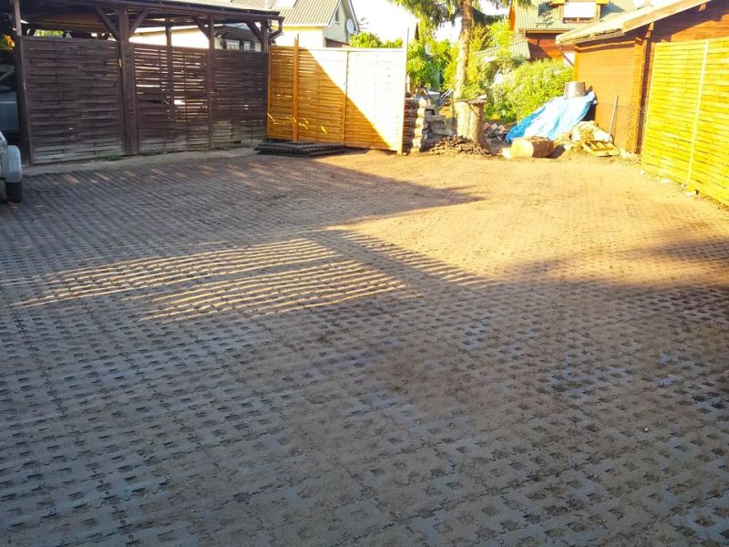 Sie möchten eine schöne & befestigte Rasenfläche als Stellplatz für ihr Wohnmobil? Kein Problem mit dem Rasengitterstein RGS35 aus Kunststoff von securatek!