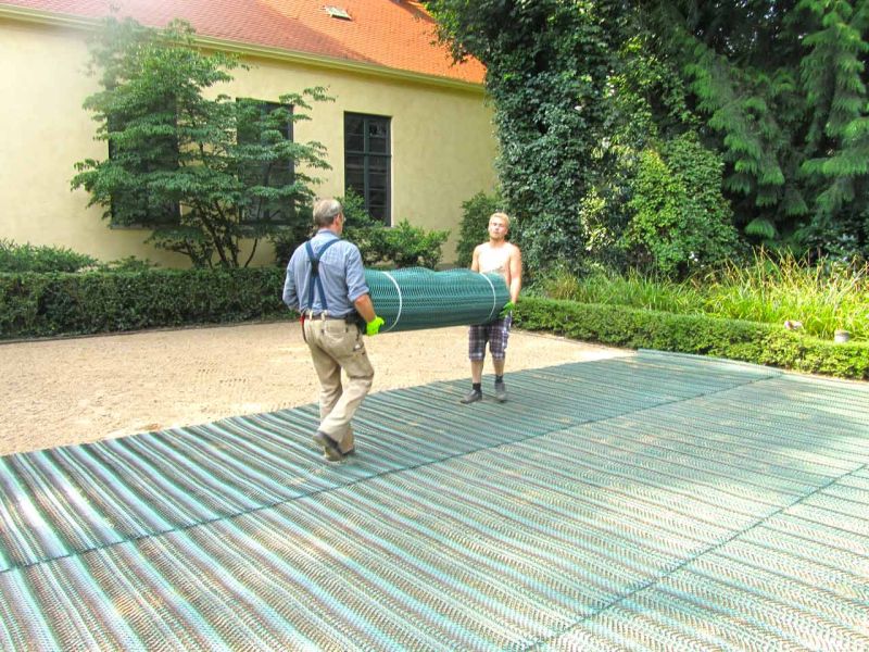 Rasennetz zur Rasenverstärkung eines Rasenparkplatz aus Rollrasen