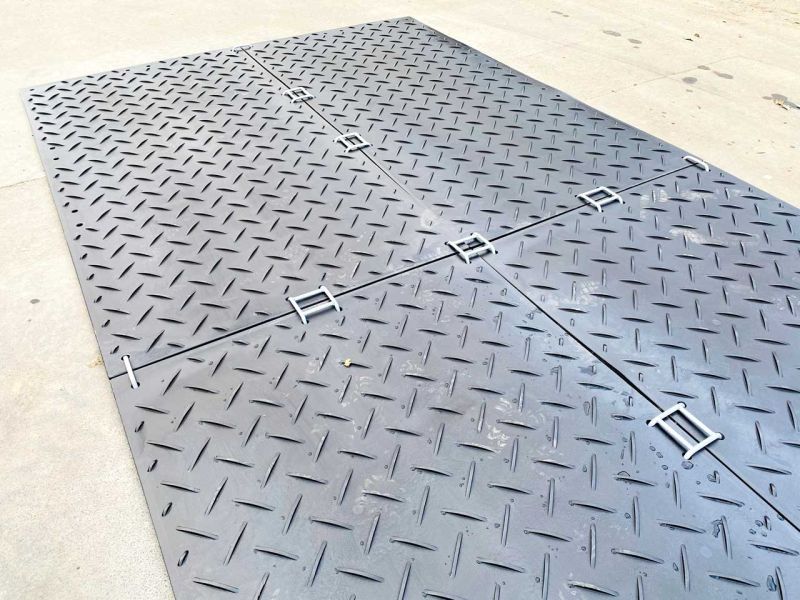 Wie verbindet man Fahrplatten oder Bodenschutzplatten von securatek schnell einfach und werkzeuglos zu einer vollflächigen Plattform bzw.- Fläche?