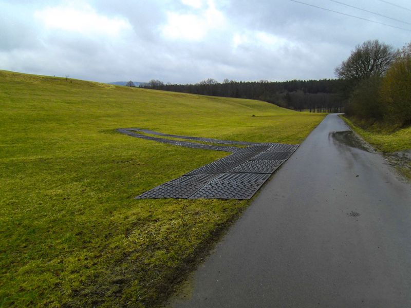 s:tek 48 Hochleistungs-Bodenschutzplatte als Mobile Baustraße beim Rohrleitungsbau bei Creußen in Bayern