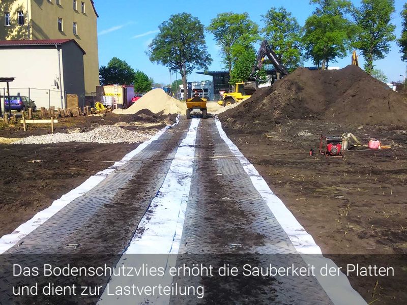 Mobile Fahrstrasse und Fahrplatten als temporäre Zufahrtslösung für den Neubau eines Supermarkt in Berlin