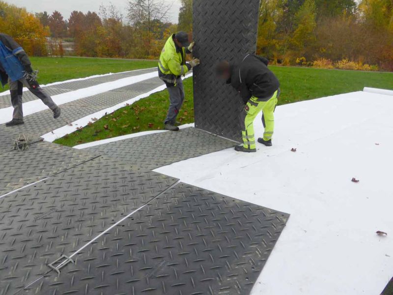 Fahrplatten als mobile Baustraße im Rohrleitungsbau in Giessen