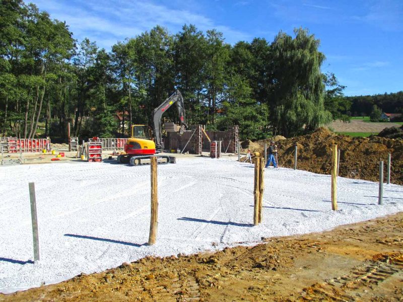 Verlegung von Paddockplatten für ein Paddock für Island-Pferde