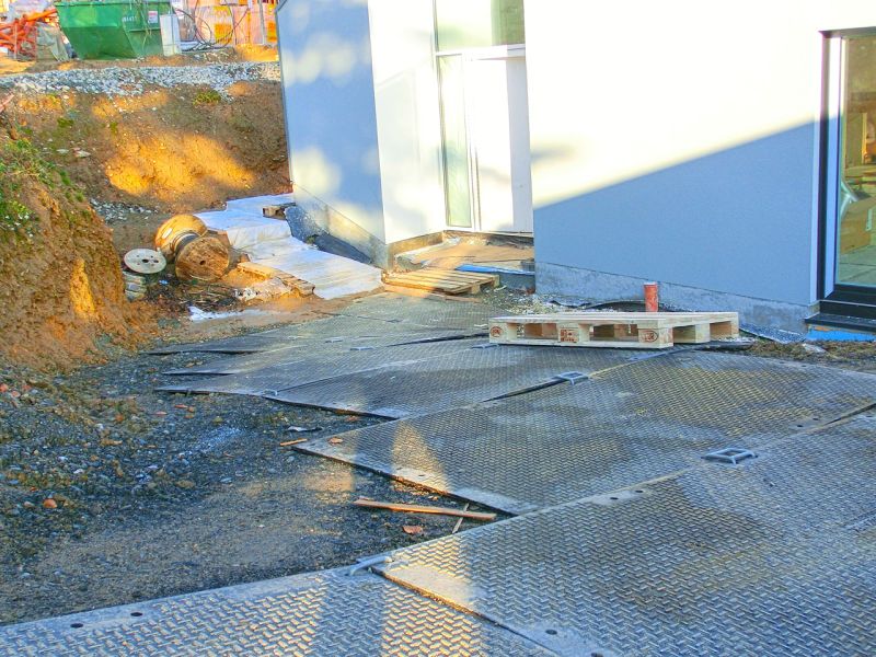 Bodenschutzplatten ermöglichen den Zugang bis direkt an die Hauswand beim Bau eines Einfamilienhaus.