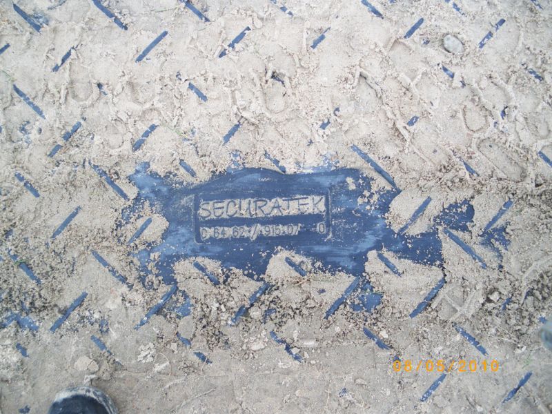 Nahaufnahme einer Securatek Bodenschutzplatte mit Sandschicht und sichtbarer Profilstruktur