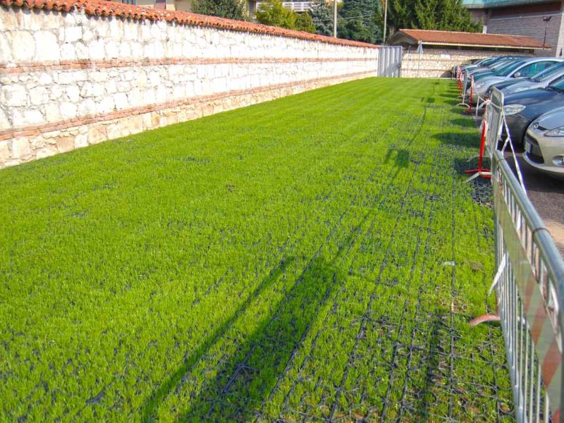 Rasengitter RG24 zur Stabilisierung eines Besucherparkplatz einer Kirche