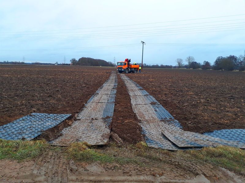 Prävention von Flurschäden auf einem Acker mit der s:tek 48 · Hochleistungs-Bodenschutzplatte