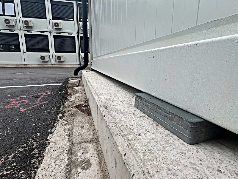 Containeranlagen sicher aufstellen mit Unterlegplatten – Ein Praxisbeispiel