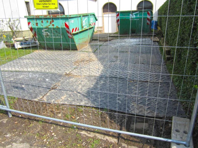 Fahrplatten als Containerstellplatz bei Gebäudesanierung