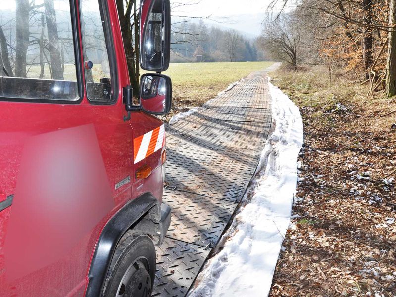 Mobile Baustraße Telekom-Baustelle Esselbach im Steigerwald mit der s:tek 48 Bodenschutzplatte
