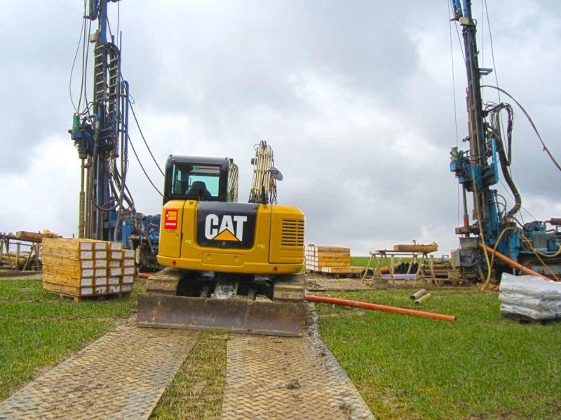 Fahrstrasse für geologische Bohrungen im Gelände mit Bodenschutzplatten