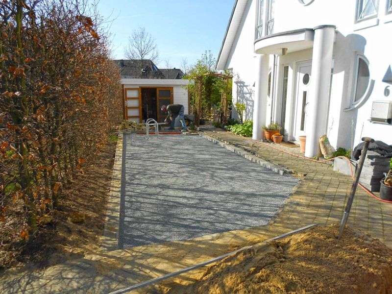 Anlegen einer stabilisierten Hof und PKW Stellfläche mit den Kieswaben KW50