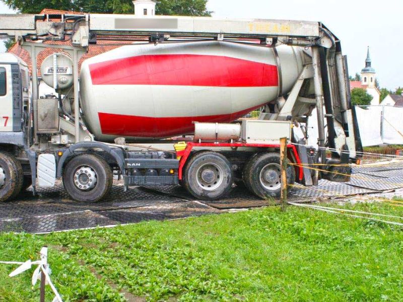 Mobile Baustraße zum Schutz eines Rasen für einen Betonmischer und Betonpumpe