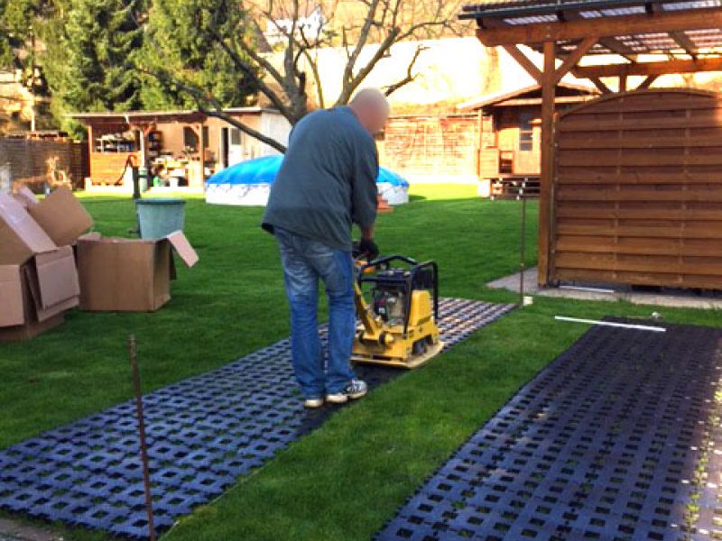 Zwei Parkplätze in 2 Stunden ohne Unterbau selbst herstellen, dank direkter Verlegung auf den bestehenden Rasen mit dem Rasengitterstein RGS35 aus Kunststoff.