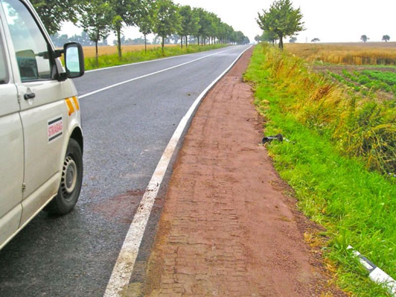 Befestigung eines Seitenstreifens einer Straße mit dem Bodengitter BG50