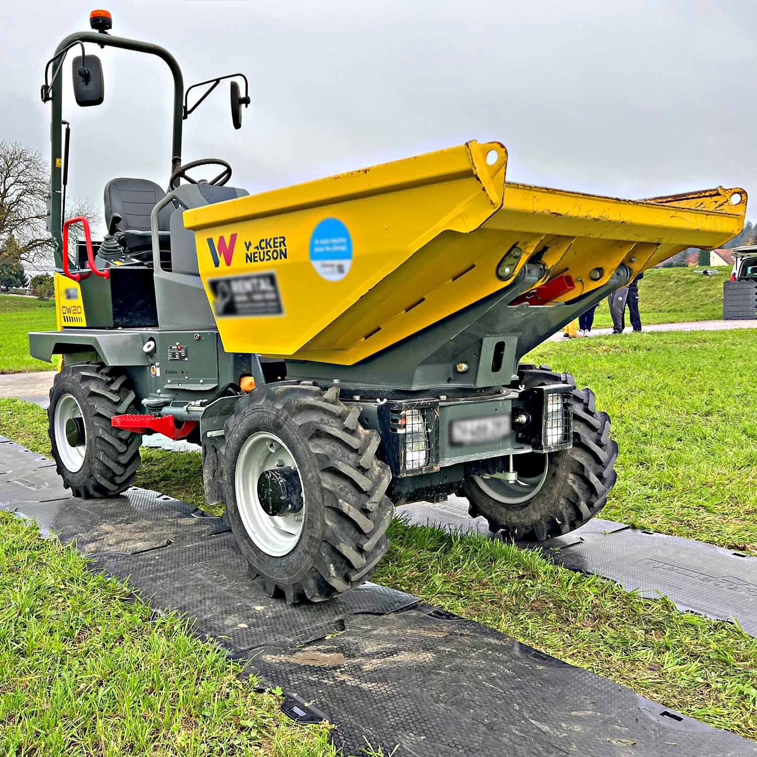 dumper auf scobaplate bodenschutzplatten rasenschutz