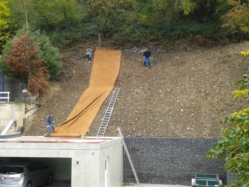 Verlegung der Böschungsmatte BMK350 als Erosionsschutz zur Hangsicherung
