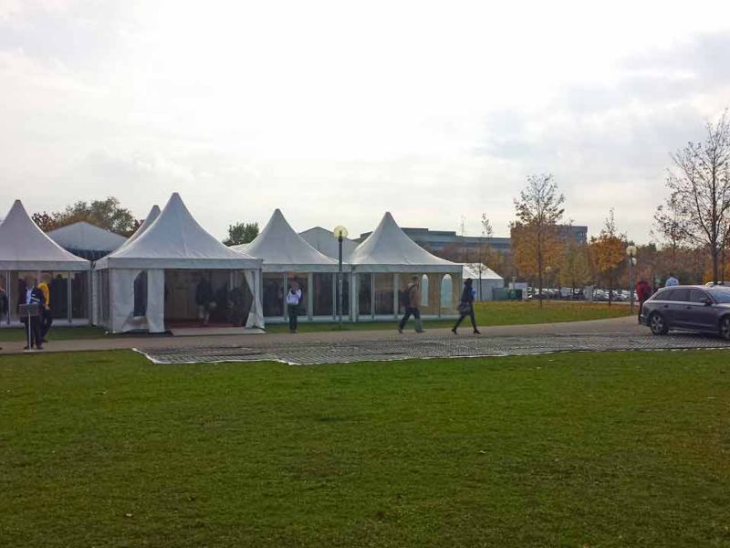 Fahrplatten als temporärer Parkplatz auf einer Rasenfläche