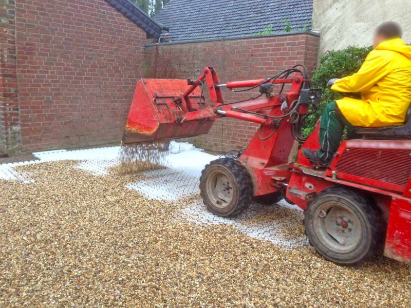 Kiesstabilisierung eines Hof und Einfahrt mit dem Kiesgitter KG30