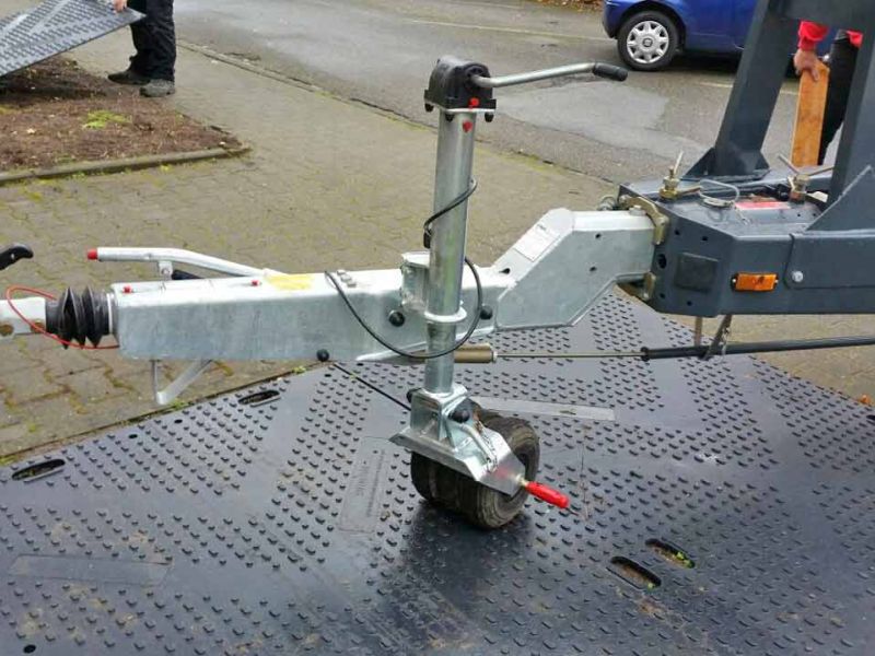 Kunststoff Fahrplatten als Bodenschutz für den Anhängerkran einer Zimmerei