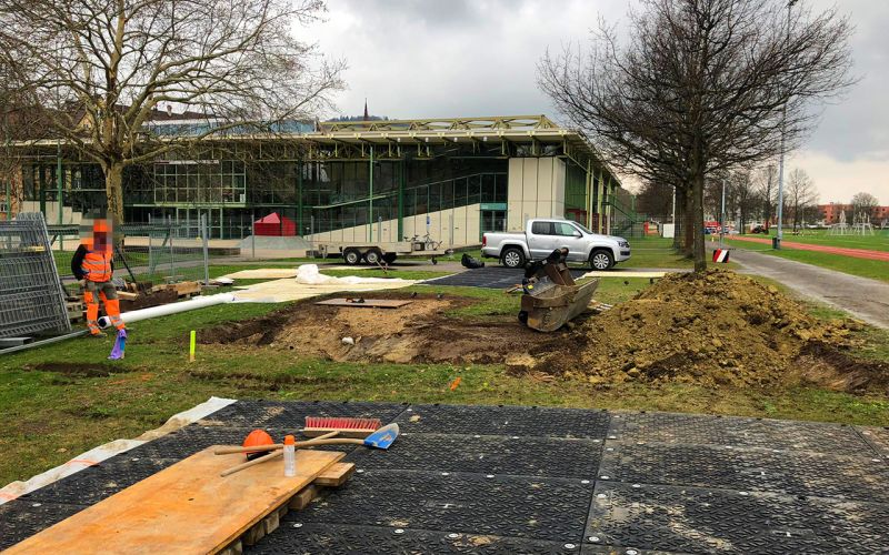 Maxitrack auf einer Baustelle neben einer Sporthalle 11 referenz