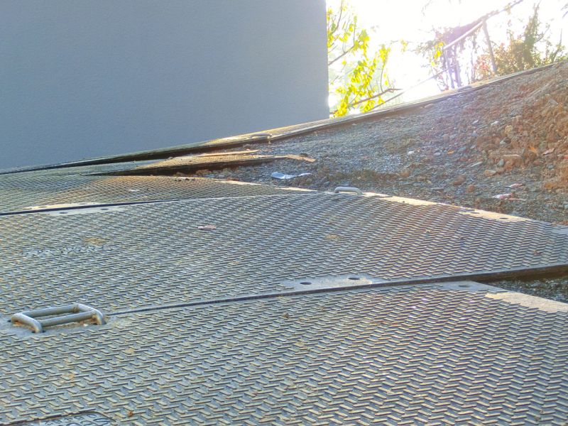 Flexible Anpassung der Bodenschutzplatten auf abschüssigem Gelände beim Bau eines Einfamilienhaus.
