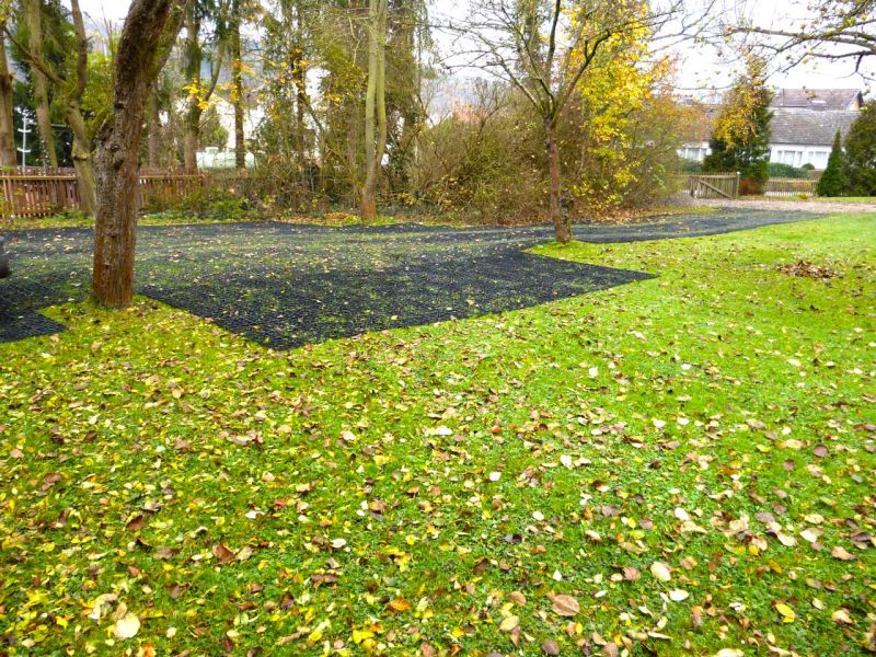 Direktverlegung des Rasengitter RG24 ohne Unterbau auf den bestehenden Rasen