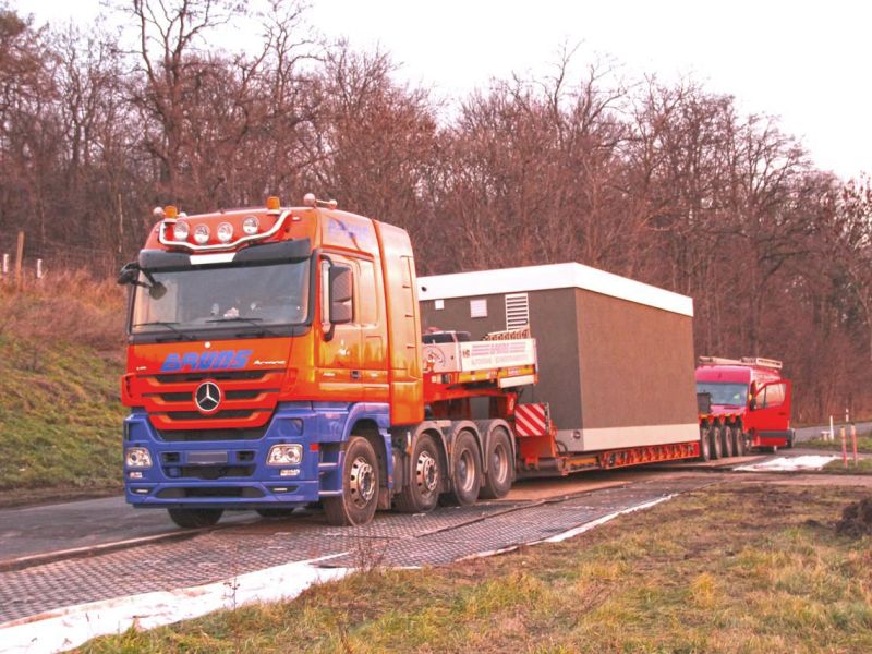 Stellfläche für einen Schwerlast-Transport im Bankettbereich einer Landstrasse