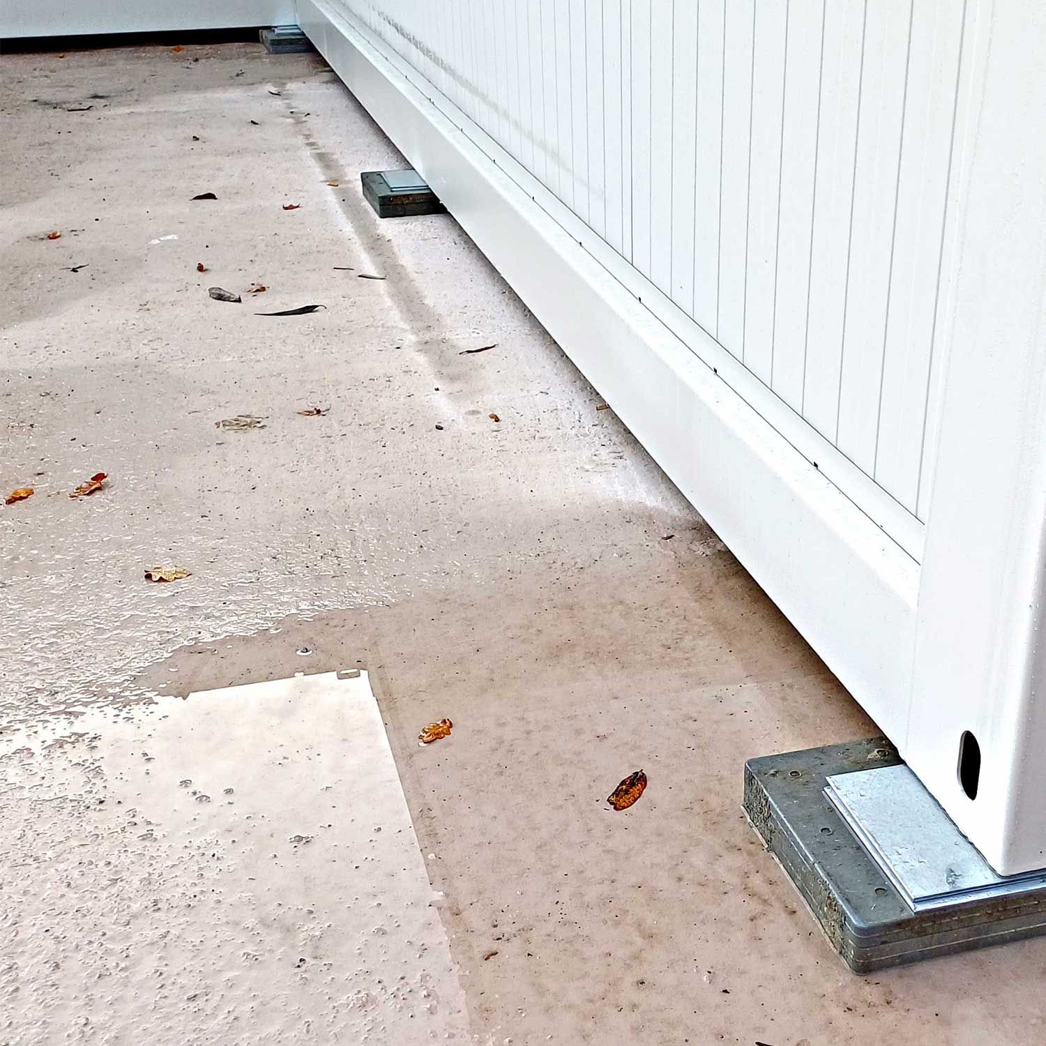 JakStak ist ein modular stapelbares Unterlegplatten-System zur Unterpallung von Raumsystemen, Bürocontainer & Containeranlagen.