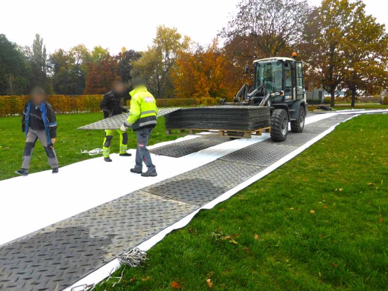 Fahrplatten als mobile Baustraße im Rohrleitungsbau in Giessen