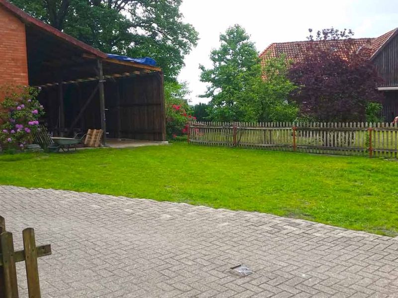 Bodengitter zur begrünten Hoferweiterung einer Traktor befahrbaren Rasenfläche