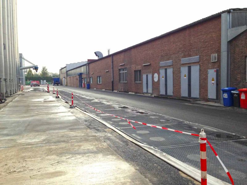 Mobile Fahrstraße zum Schutz einer neuen asphaltierten Fahrfläche