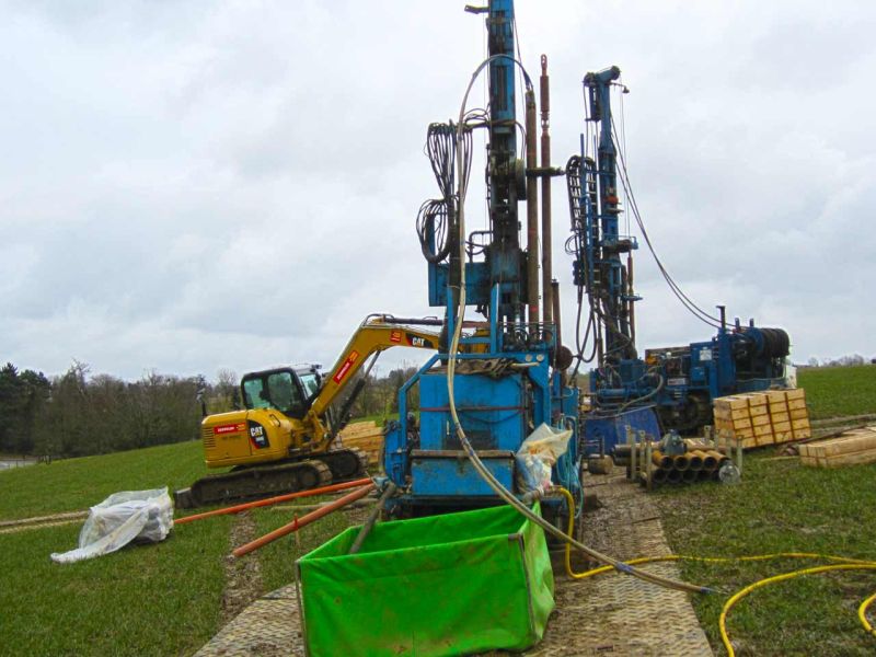 Fahrstrasse für geologische Bohrungen im Gelände mit Bodenschutzplatten