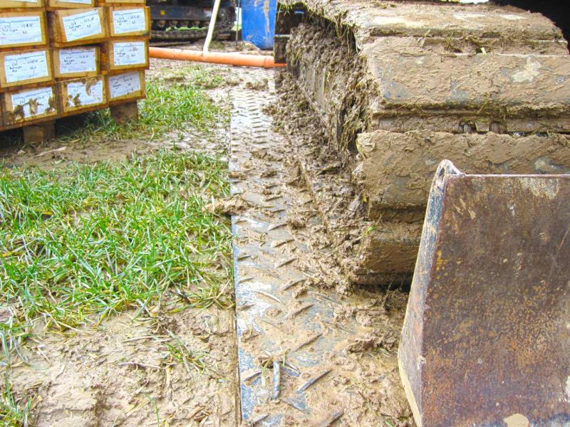 Fahrstrasse für geologische Bohrungen im Gelände mit Bodenschutzplatten