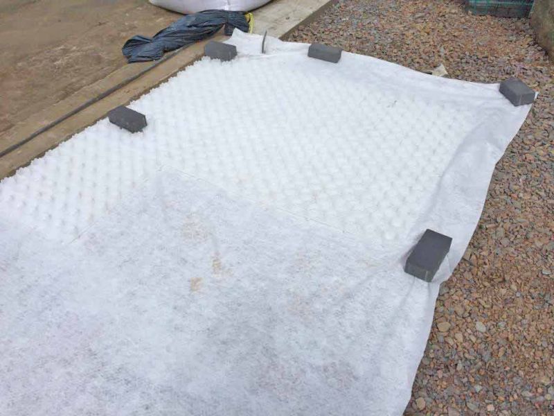 Moderne Umgestaltung: Steingarten & Carporteinfahrt mit stabilisiertem Kies