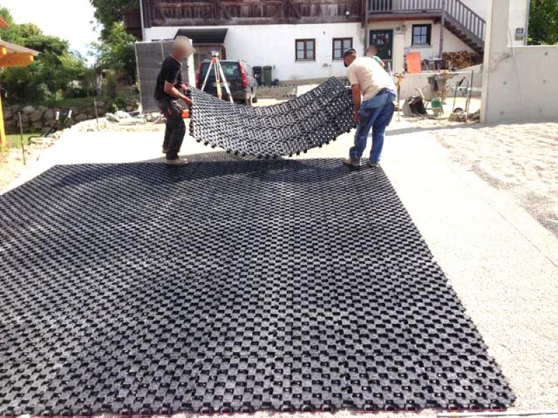 Verlegung des Ankergitter AG60 zur ökologischen und versiegelungsfreien Pflasterung einer Hofeinfahrt