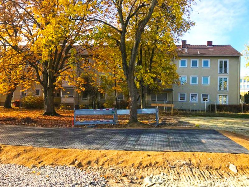 Temporäre Baustraße zur Überfahrt von Baustellenfahrzeugen in Wiesbaden mit den e:tek PRO Langen Fahrplatten