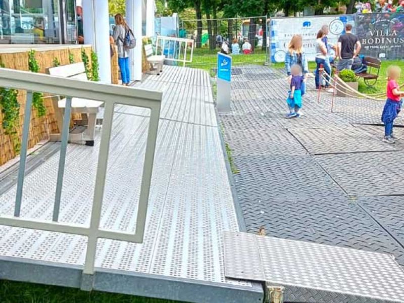 Fahrplatten als Eventboden zum Rasenschutz und Herstellung eines matschfreien Fußweg und Zuschauerfläche vor dem Europarad in Köln