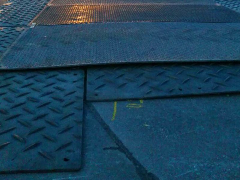 s:tek Bodenschutzplatten, MaxiTrack Schwerlast Fahrplatte und x:tek Fahrplatten aus Kunststoff für Begleitfahrzeuge im Schwertransport