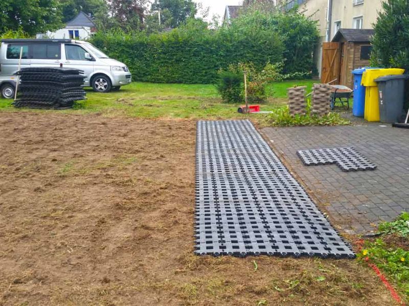 Parkplatzrasen mit dem Rasengitterstein RGS35 aus Kunststoff statt Schotterrasen