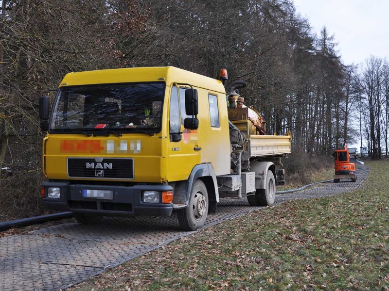 Mobile Baustraße Telekom-Baustelle Esselbach im Steigerwald mit der s:tek 48 Bodenschutzplatte